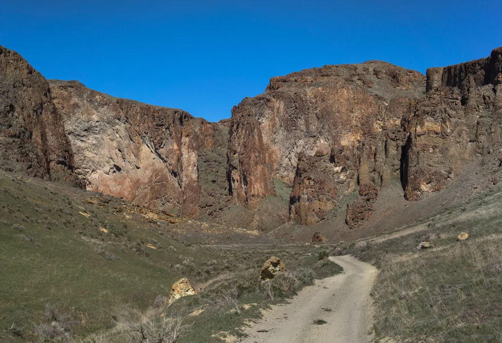 Into Three Fingers Gulch